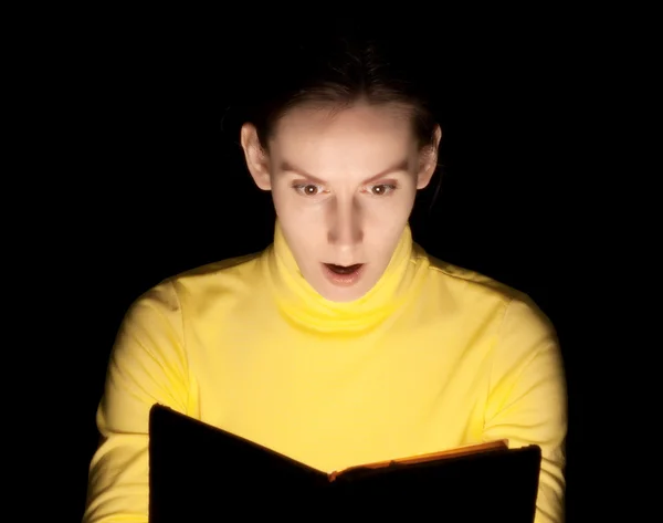 Mujer joven leyendo brillante libro de magia — Foto de Stock