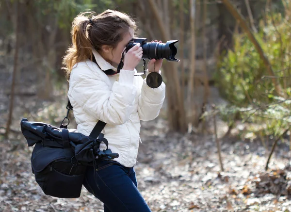 Chica naturaleza fotógrafo — Foto de Stock
