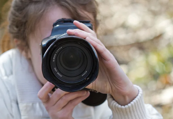 Женщина-фотограф, стреляющая в тебя — стоковое фото