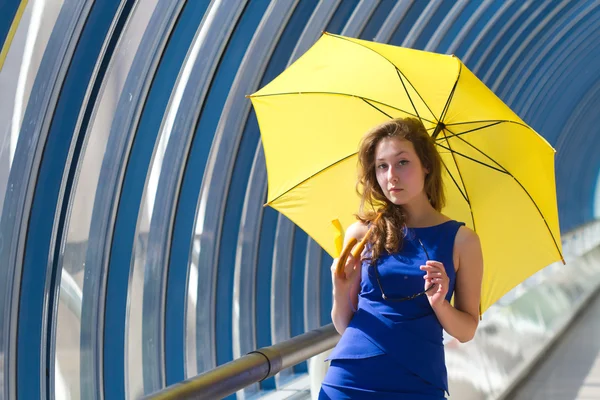 Mädchen posiert mit Regenschirm — Stockfoto