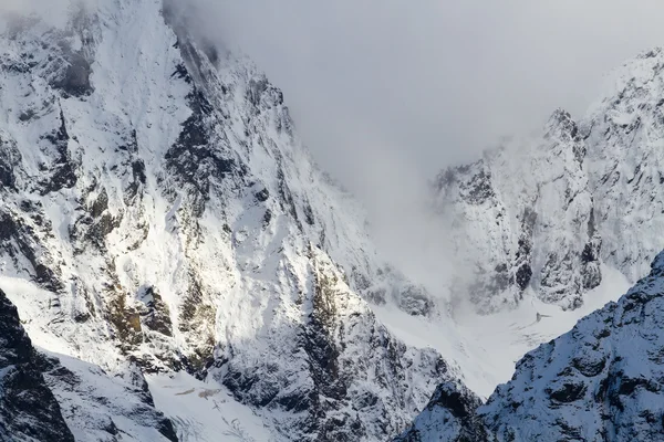 Montanhas cobertas de neve — Fotografia de Stock