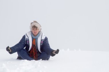 Kız dağlar zen poz