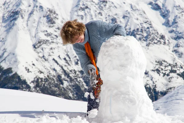 Κορίτσι χιονάνθρωπος βουνά — Φωτογραφία Αρχείου
