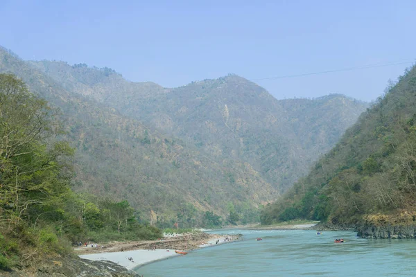 Akan su bir nehre dönüşür ve geniş bir alanda başarısız olan bir deniz şeklini alır. Mavi gökyüzünün altındaki yüksek dağlar, gökyüzüne değdiği kadar kumlu ovalara da değiyor.