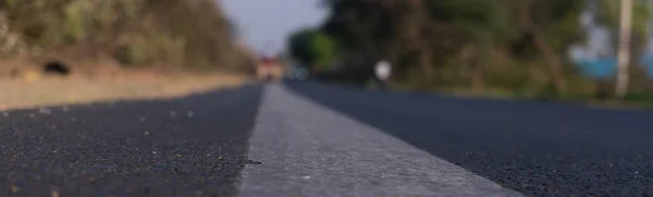 Otoyolun odaklandığı yol, geri kalan her şey bulanık.