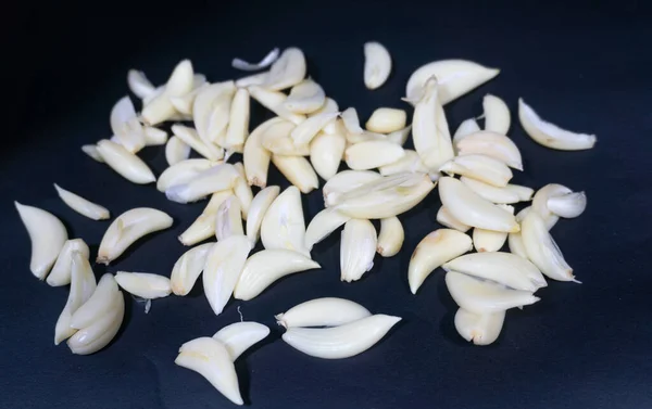 Yiyeceğin tadını arttırmak için kullanılan küçük sarımsak parçaları. Ön taraftaki tüm sarımsak parçaları odaklanmış ve arka taraftaki tüm bulanıklık...