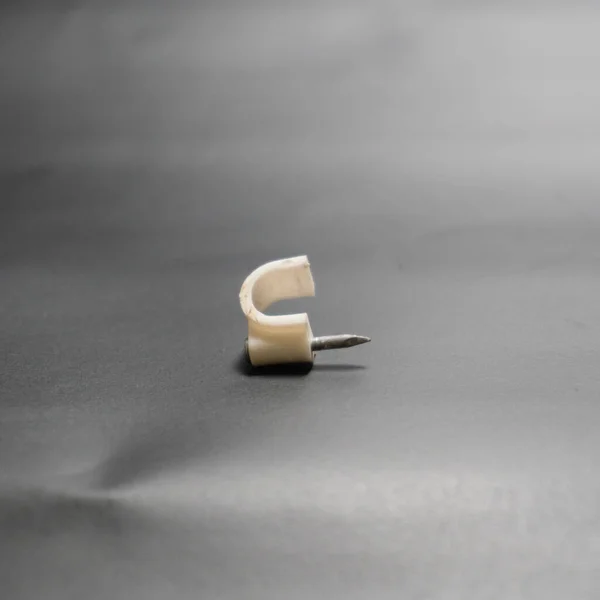 U- biçimli plastik kafa itme iğnesi beyaz renk koyu arka planda izole ev işlerinde kullanılır