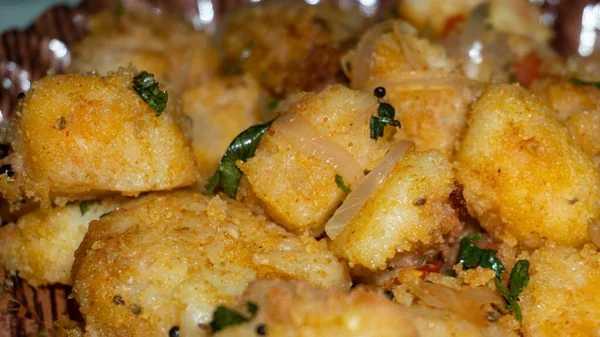 Bu bir Güney Hint yemeği, ama burada bol sebzeli kızarmış idli var. Ana idli odaklanmıştır diğer bulanık çünkü idli tüm doğal öğeleri göstermek için odaklanmıştır