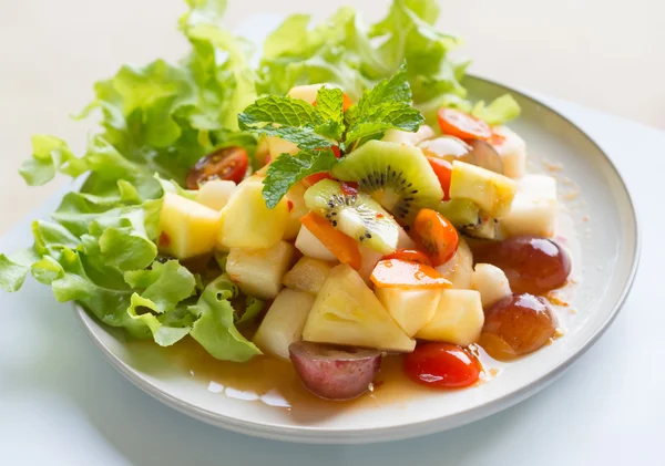 Baharatlı salata meyve karışık