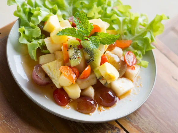 Baharatlı salata meyve karışık