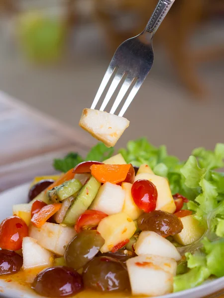 Baharatlı salata meyve karışık
