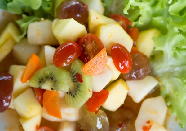 Baharatlı salata meyve karışık