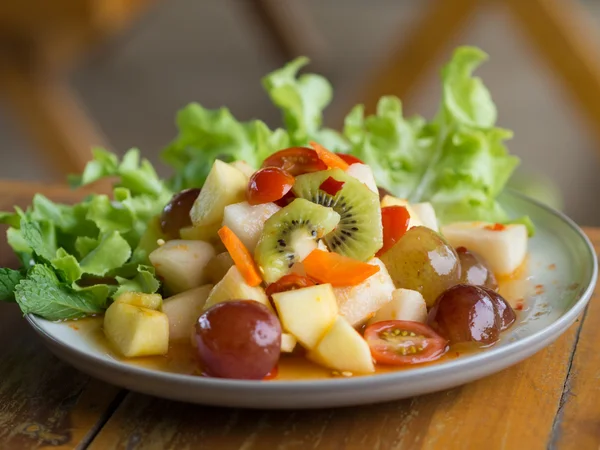 Baharatlı salata meyve karışık