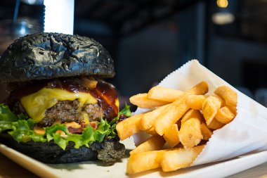 Öğle yemeği için masada biftek hamburger