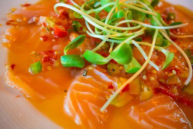 Öğle yemeği için baharatlı somon salata