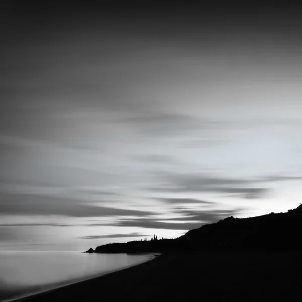 Noir et blanc paysage sombre — Photo