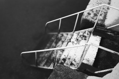 hiçbir yerde adımları