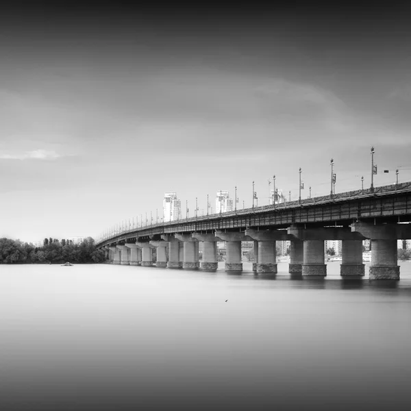 สะพานที่เปิดรับแสงยาว — ภาพถ่ายสต็อก