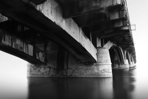 สะพานที่เปิดรับแสงยาว — ภาพถ่ายสต็อก