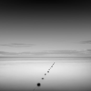 minimalist deniz manzarası sahnesi