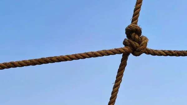 Parlak mavi bulutlu arkaplana bağlı tokat ipi