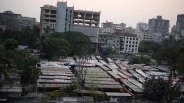 Dhaka, Bangladeş - 14 Nisan 2021: Coronavirus 'un yayılması nedeniyle hükümetin ilçeler arası ulaşım yasağı ilan etmesiyle otobüs operasyonları durduruldu. Fotoğraf Motijheel, Dhaka 'da çekildi.