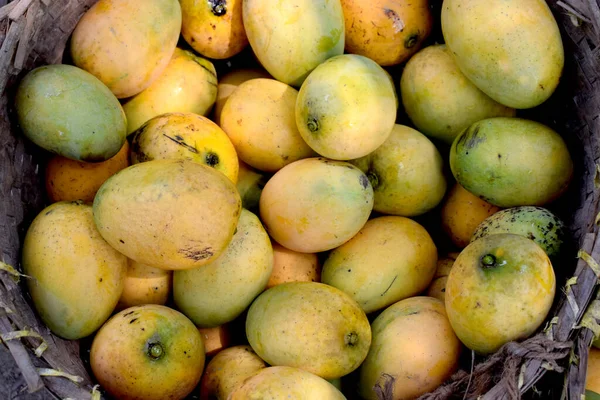 Lezzetli Organik Taze Mango Sepeti Üzerinde Görüntüsü — Stok fotoğraf