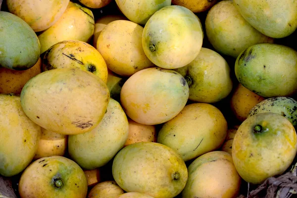 Färsk Mango Hög Som Bakgrund Marknaden — Stockfoto