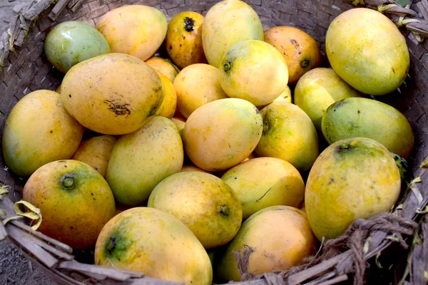 Lezzetli Organik Taze Mango Sepeti Üzerinde Görüntüsü — Stok fotoğraf