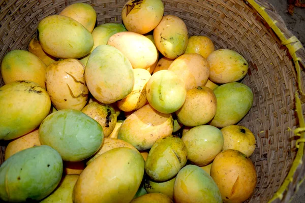 Lezzetli Organik Taze Mango Sepeti Üzerinde Görüntüsü — Stok fotoğraf