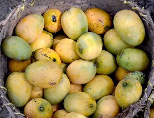 Lezzetli organik taze mango sepeti üzerinde görüntüsü