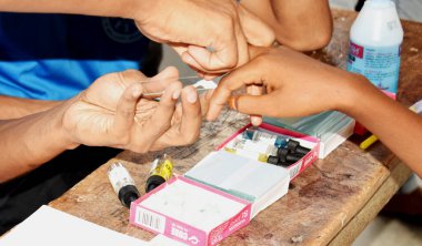 Kan grubu tatma, kan gruplama, kan grubu ve birleşme yöntemiyle Rh faktör testi.