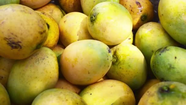 Primer Plano Los Mangos Amarillos Mercado Pueblo Tradicional — Vídeos de Stock