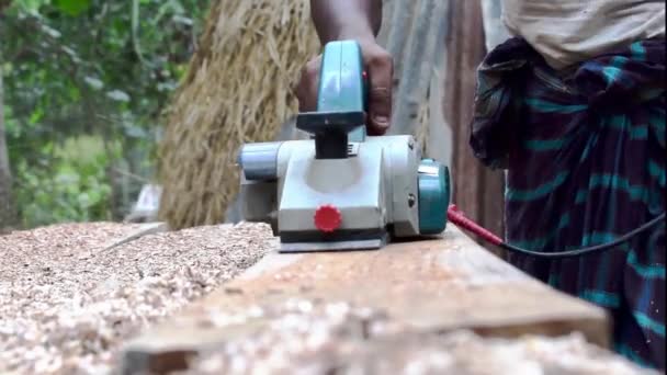 Ein Dorfschreiner Der Holz Poliert Holz Verarbeitet — Stockvideo