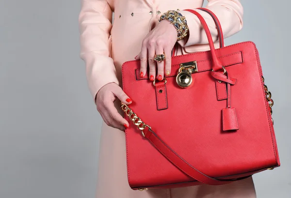 Bolso de cuero femenino glamoroso elegante rojo sobre fondo puro —  Fotos de Stock