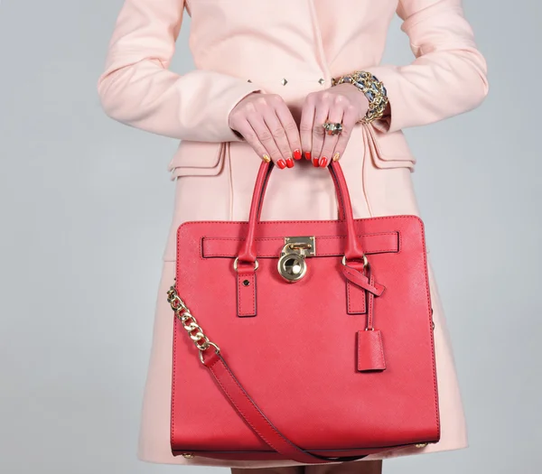 Bolso de cuero femenino glamoroso elegante rojo sobre fondo puro — Foto de Stock