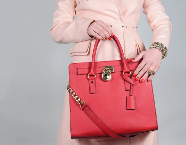 Bolso de cuero femenino glamoroso elegante rojo sobre fondo puro — Foto de Stock