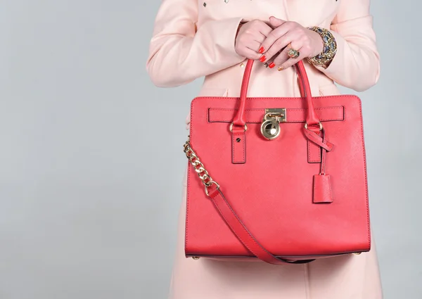 Saf arka plan üzerinde kırmızı şık çekici kadın deri çanta — Stok fotoğraf