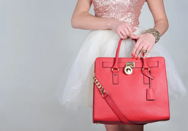 Bolso de cuero femenino glamoroso elegante rojo sobre fondo puro — Foto de Stock