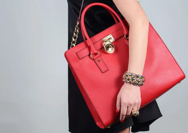 Bolso de cuero femenino glamoroso elegante rojo sobre fondo puro — Foto de Stock