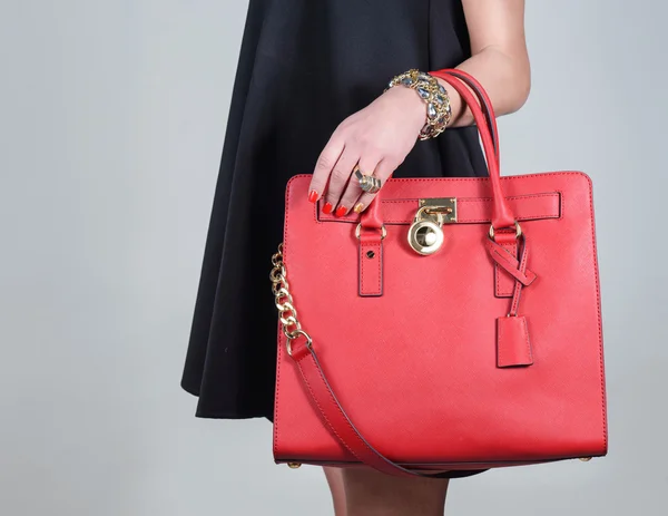 Червона стильна гламурна жіноча шкіряна сумка на чистому фоні — стокове фото