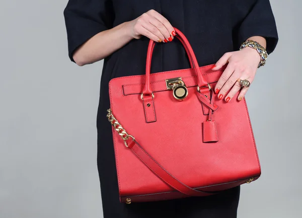 Bolso de cuero femenino glamoroso elegante rojo sobre fondo puro — Foto de Stock