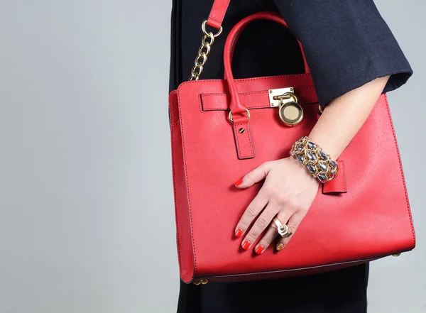 Sac élégant rouge en cuir féminin glamour sur fond pur — Photo