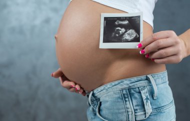 Şirin hamile karnına ve ultrason taranmasını bebeğin kapatın. P