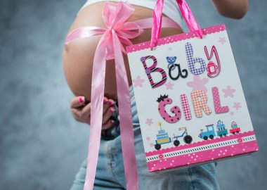 Sevimli karın yaptığındaki göbeği pembe kurdele ve GIF ile yakın çekim