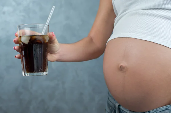 Close up van een schattig zwangere buik en junkfood. Niet gezond drin — Stockfoto