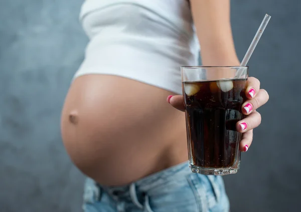 Close up van een schattig zwangere buik en junkfood. Niet gezond drin — Stockfoto