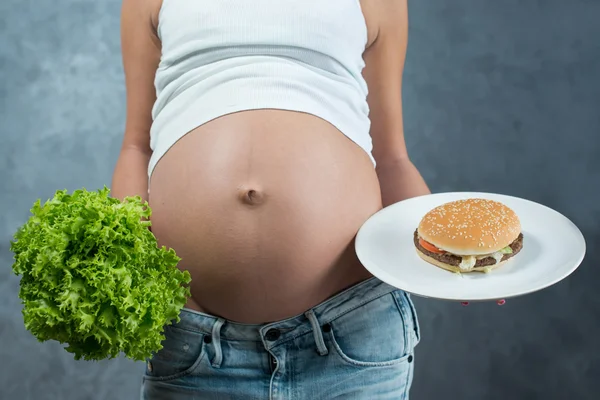 Gros plan d'un ventre enceinte mignon et en bonne santé pas sain — Photo