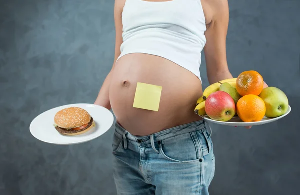 Primer plano de una linda barriga embarazada y saludable no saludable —  Fotos de Stock