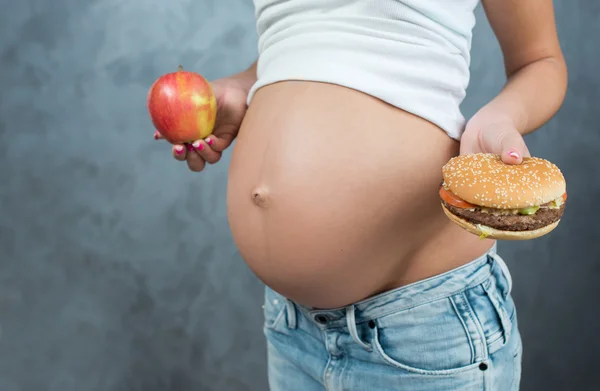 Primer plano de una linda barriga embarazada y saludable no saludable —  Fotos de Stock